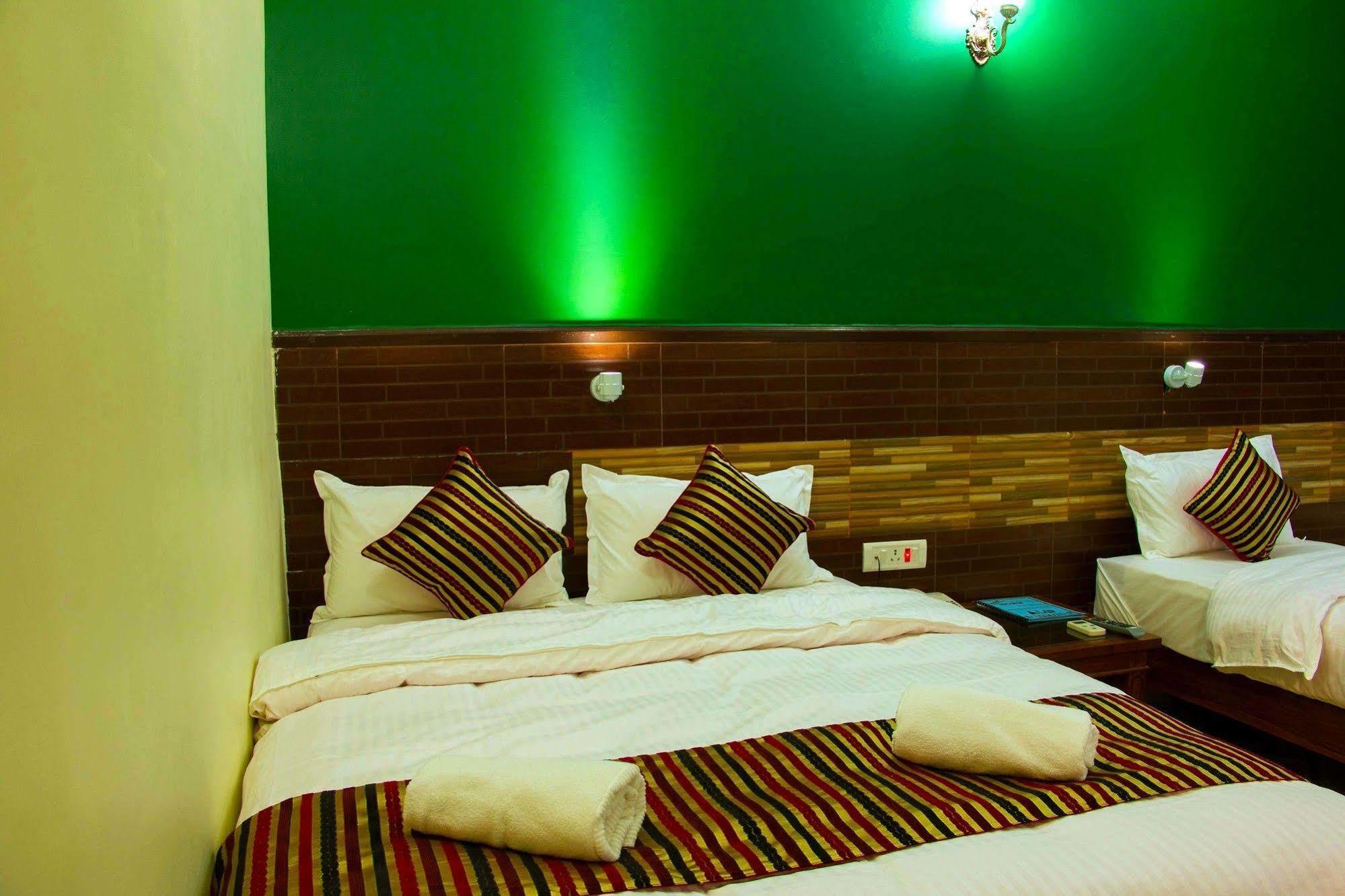 Hotel Adam Pokhara Eksteriør bilde